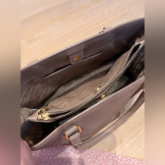 Prada Saffiano Medium Leather Tote Bag - Picture 4 of 4